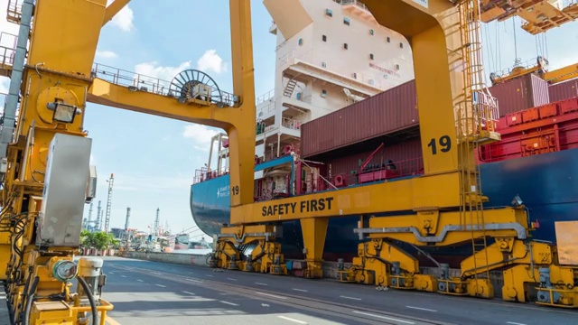 4K延时:船厂工作起重机装车桥视频素材