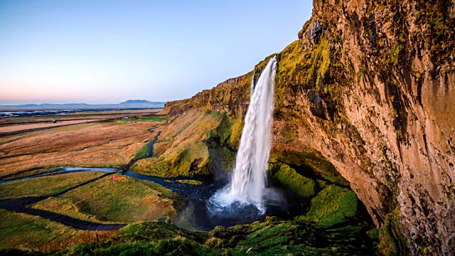 冰岛田园诗般的风景- Seljalandfoss瀑布视频素材