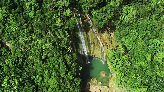 多米尼加共和国:丛林中的瀑布视频下载