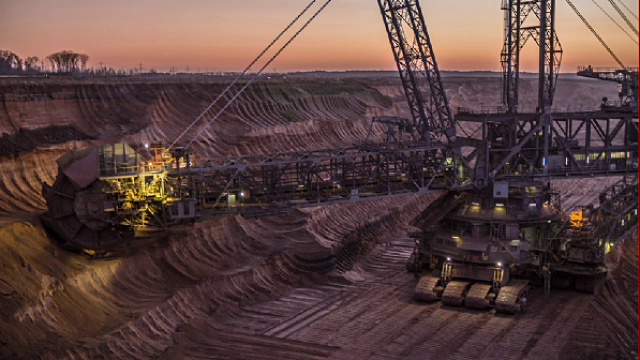 煤矿露天开采与巨大斗轮挖掘机视频素材