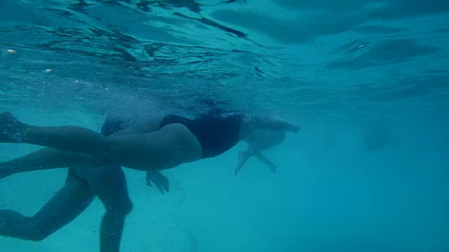 女游泳运动员自由泳的水下镜头视频素材