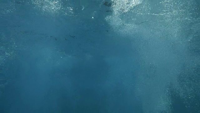 女游泳运动员跳水的水下镜头视频素材