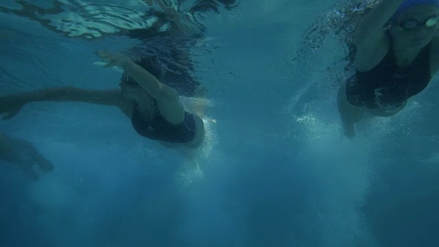 女游泳运动员跳水的水下镜头视频素材