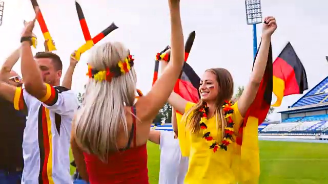德国体育爱好者在足球场跳舞视频下载