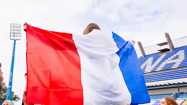 法国体育迷在足球场跳舞视频素材