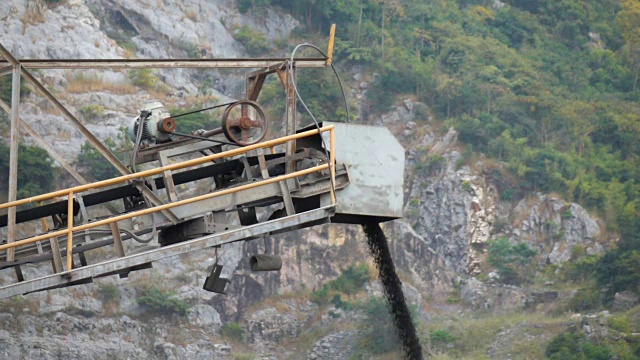 采石场采石行业的慢镜头重型机械设备视频素材