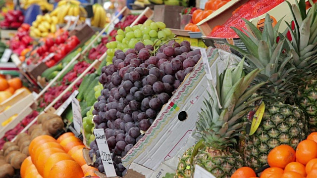 热带水果在市场零售展示视频下载