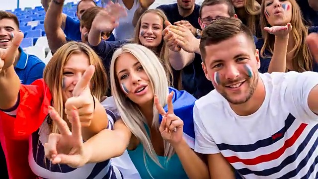 法国CU体育爱好者在足球场，对着摄像机欢呼视频下载