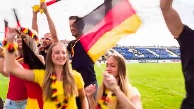 德国体育迷在足球场跳舞视频素材