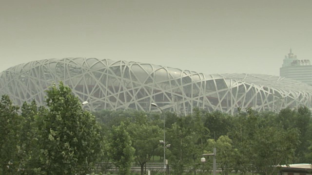 树木后的北京国家体育场的静态镜头，中国。视频素材