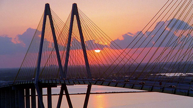 在休斯敦航道/ Baytown，德克萨斯州，弗雷德·哈特曼大桥的日落上空视频下载