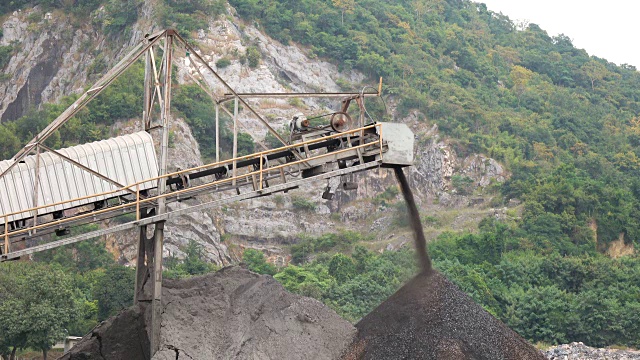 采石场矿山工业开采岩石的重型机械设备视频素材