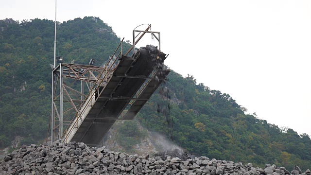 采石场矿山工业开采岩石的重型机械设备视频素材