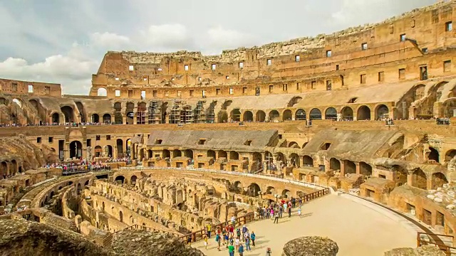 罗马斗兽场观景，历史上著名的意大利历史地标。意大利人和游客来参观。视频下载