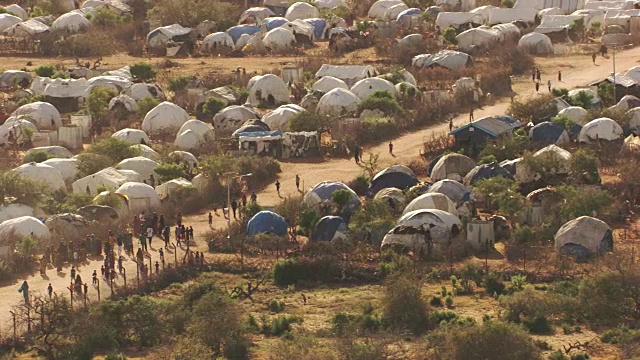 肯尼亚，达巴布:人们在行走和搭帐篷视频下载