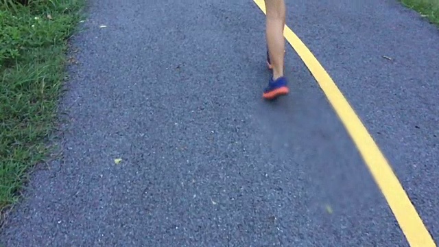 慢镜头:年轻女子慢跑视频下载