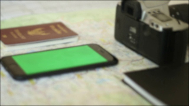旅行用的护照和智能手机视频素材
