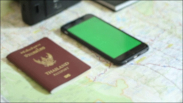 旅行用的护照和智能手机视频下载