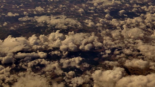 在云层上飞行。飞机窗口视图。高空中背景视频下载