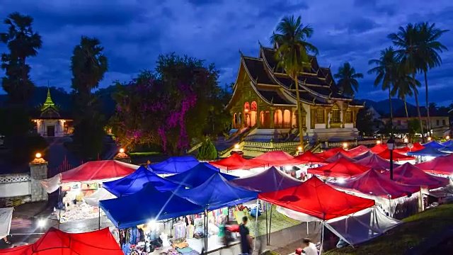 老挝琅勃拉邦佛寺周围的夜市视频下载