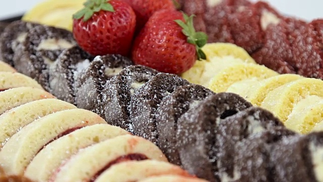 甜点托盘草莓和奶油填充瑞士卷蛋糕。视频下载