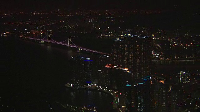 釜山市鸟瞰图，有Gwangandaegyo大桥和海滨城市(该地区价格昂贵且享有声望的住宅区)视频下载