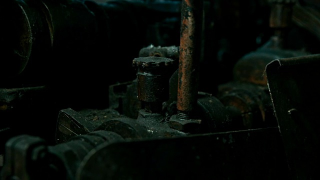 废弃工厂里生锈的旧机床视频素材