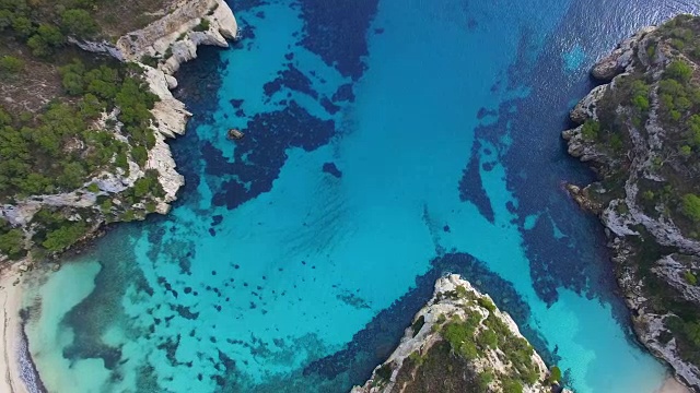 无人机拍摄的航拍镜头，在美丽的梅诺卡岛海滩卡拉马卡雷拉美丽的绿松石水在天堂和和平的地方。4 k UHD。视频下载