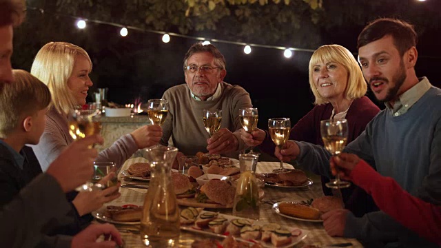 DS一家人在晚上的野餐桌上视频素材