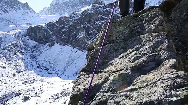 登山运动员攀登峡谷之上陡峭的岩石顶峰视频素材
