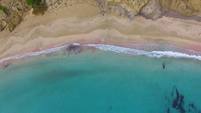 无人机在梅诺卡岛上空拍摄的航拍镜头，这是地中海上的一个天堂岛，有着美丽的绿宝石水海滩。视频素材