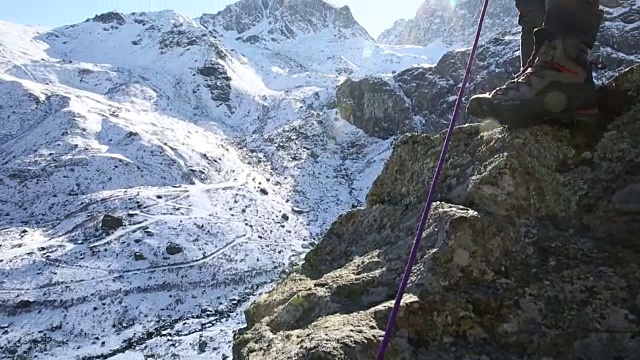 登山者从山顶向同伴伸出援助之手视频素材