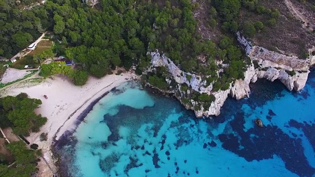 无人机拍摄的航拍镜头，在美丽的梅诺卡岛海滩卡拉马卡雷拉美丽的绿松石水在天堂和和平的地方。4 k UHD。视频素材