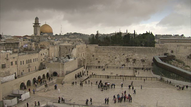 人们在耶路撒冷的西墙广场周围闲逛和站在西墙前的广角镜头。视频素材