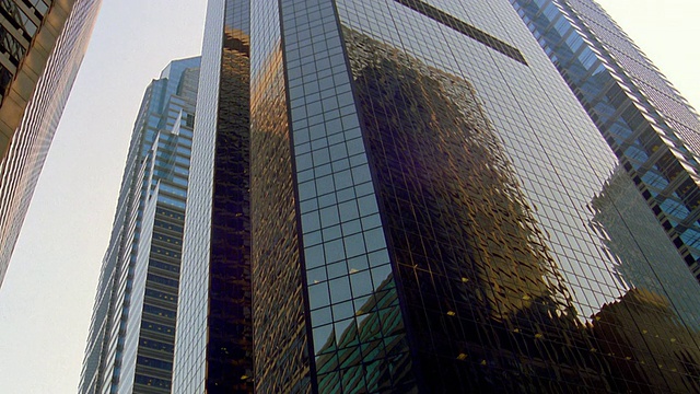 低角度接近潘两座现代摩天大楼(PNC银行和中心广场)/费城，宾夕法尼亚州视频素材