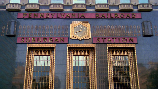 靠近火车站(郊区火车站)前的标志和时钟/费城，宾夕法尼亚州视频素材
