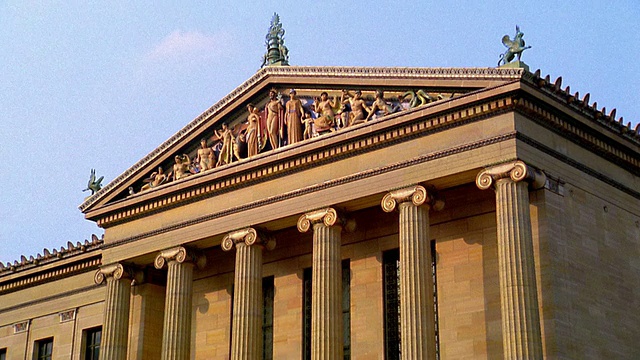 低角度近距离拍摄新古典主义风格的带有雕像和圆柱的寺庙式建筑(费城艺术博物馆)/费城，宾夕法尼亚州视频素材
