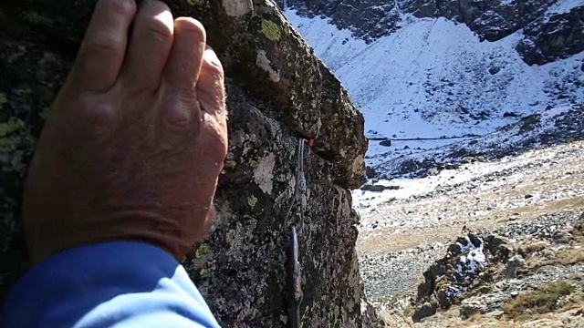 登山运动员攀登峡谷之上陡峭的岩石顶峰视频素材