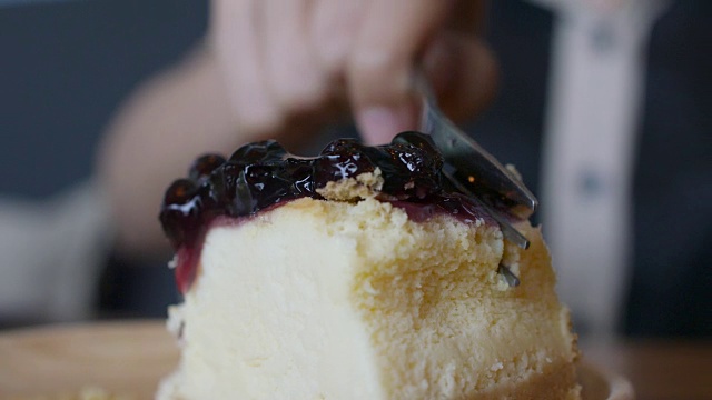 靠近蓝莓蛋糕与服务和切蛋糕视频素材