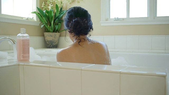 女人在浴缸里洗澡视频下载
