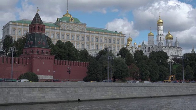 从莫斯科河眺望莫斯科的克里姆林宫视频下载