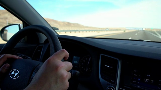 在州际公路上开车的人视频素材