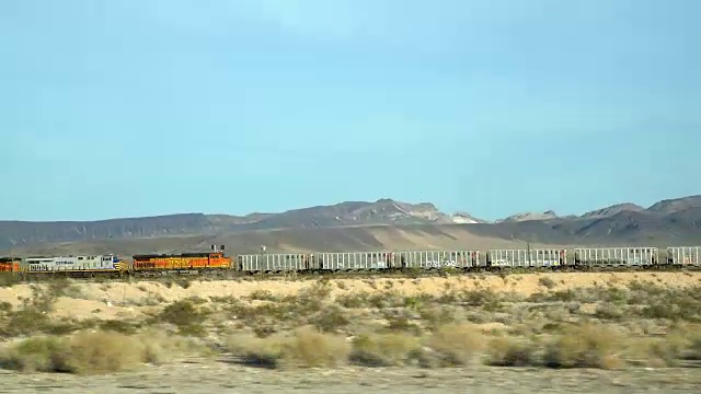 WS货运列车穿过莫哈韦沙漠视频下载