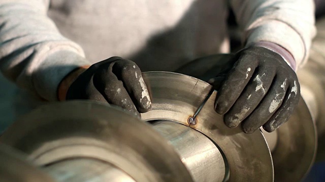 一种用焊枪进行金属弹簧焊接(烧焊和焊棒)视频素材