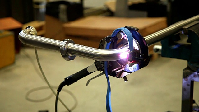 用自动焊枪焊接(烧焊和棒焊)的金属棒视频素材