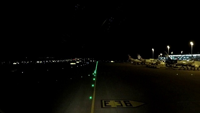 飞机降落(pov拍摄)夜间时间流逝视频素材