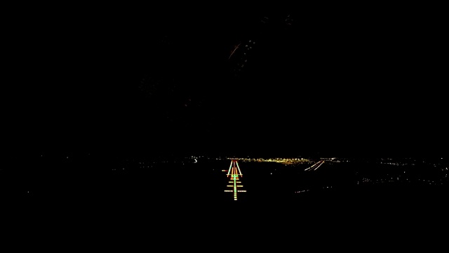 飞机降落(pov拍摄)晚上视频素材