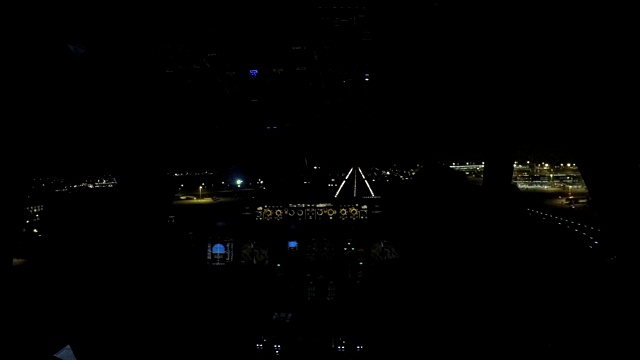 飞机降落夜(座舱视图)视频素材