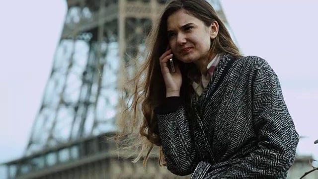 一个年轻女子在巴黎打电话视频素材