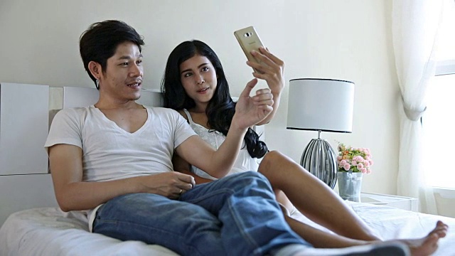 快乐的亚洲情侣自拍视频素材